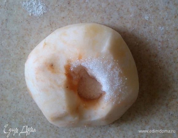 Яблоки почистить от кожуры, разрезать на половинки поперек, убрать сердцевинки. У вас получатся половинки с отверстием в серединке.