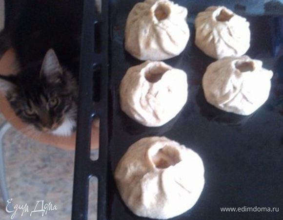 Тесто делим на 16 частей, каждый кусочек раскатываем, кладем половинку яблока, добавляем 1 чайную ложку сахара-песка, залепляем как манты.
На фото катюшки с отверстием (так делает моя сестренка), а я залепляю полностью - оба варианта вкусные!