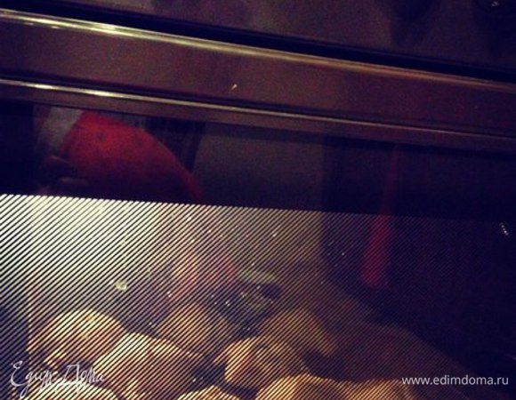 Лист перед выпечкой смазываем жиром. 
Выпекать 30-40 минут при температуре 180 градусов. До румяности