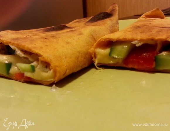 Сложить лепешку пополам. Обжарить на сковороде с каждой стороны.

Приятного аппетита!