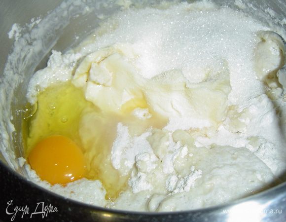 После этого добавляем размягченное сливочное масло, сахар, яйцо, ванилин, соль и замешиваем тесто, оно должно не липнуть к рукам и быть эластичным. 