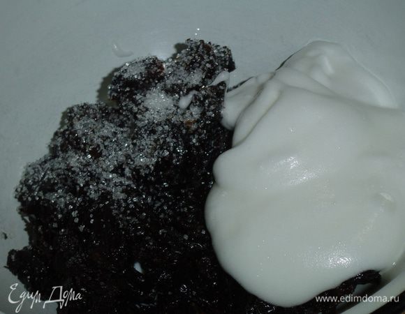 Пока тесто подходит займемся начинками. Сначала взбиваем белки в устойчивую пену. Первой будет начинка из чернослива, для ее приготовления необходимо измельчить чернослив, добавить к нему треть взбитого белка и треть указанного в ингредиентах сахара, ложку молока и перемешать. 