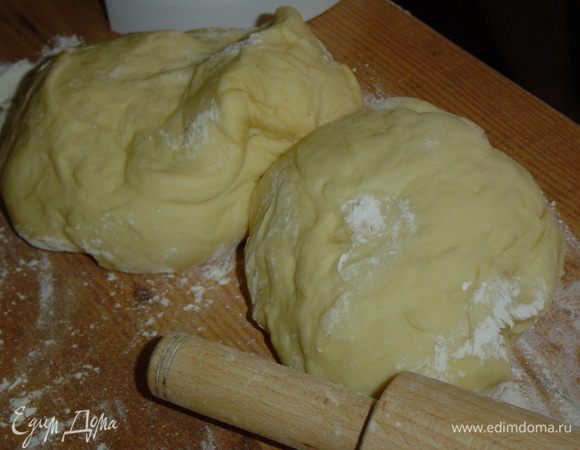 Начинки готовы и тесто подошло.
Теперь приступаем к разделке пирога. Тесто перемешиваем, раскатываем в форме прямоугольника и делим на три равные полосы. 