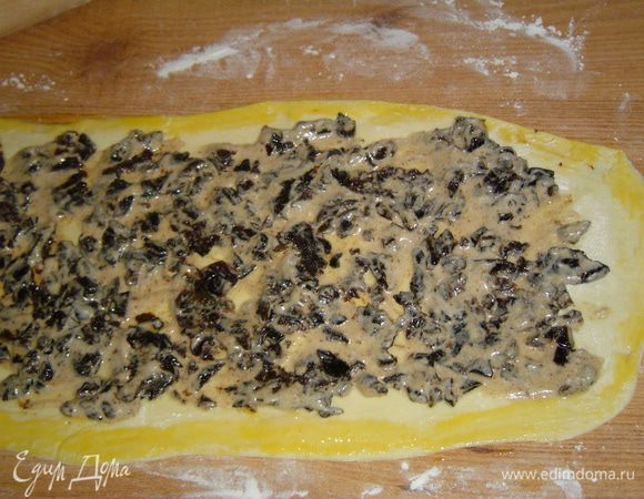 На полоски в центр выкладываем начинки, края каждого пласта смазываем слегка взбитым желтком (это для того, чтобы каждый рулет хорошо склеился)