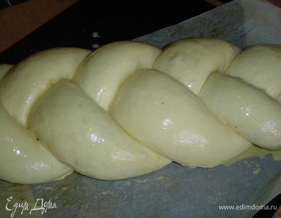 в конце скрепляем концы. Накрываем пирог полотенцем и оставляем на полчаса.