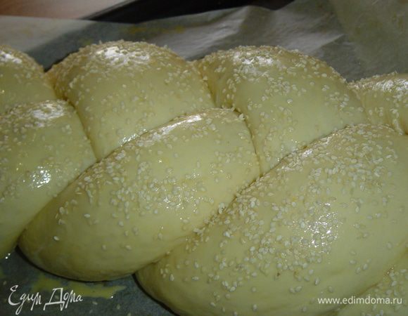 Затем пирог смазываем слегка взбитым желтком и посыпаем кунжутом.