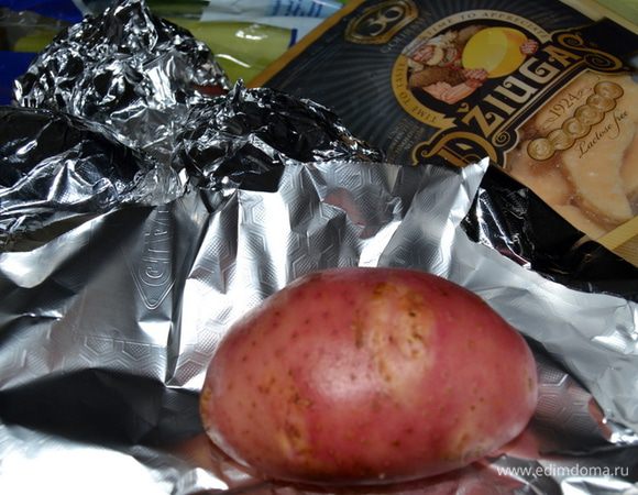 Картофель помыть,обсушить и сбрызнув оливковым маслом завернуть в фольгу.