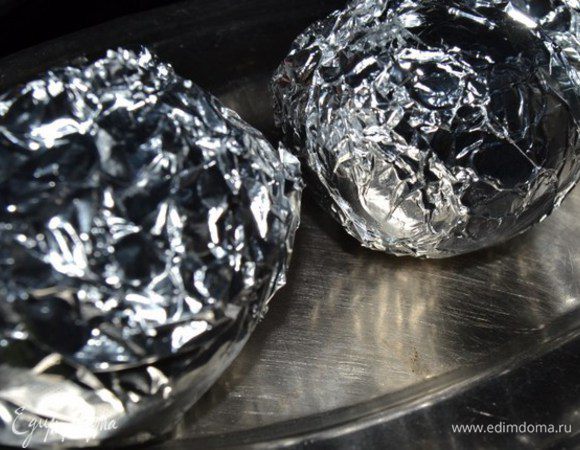 Подготовленный картофель ставим в разогретую до 200 гр.духовку на 40 минут.