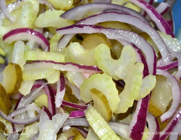 Все нарезанные ингредиенты подружатся и поделятся друг с другом своими ароматами и маринадами.