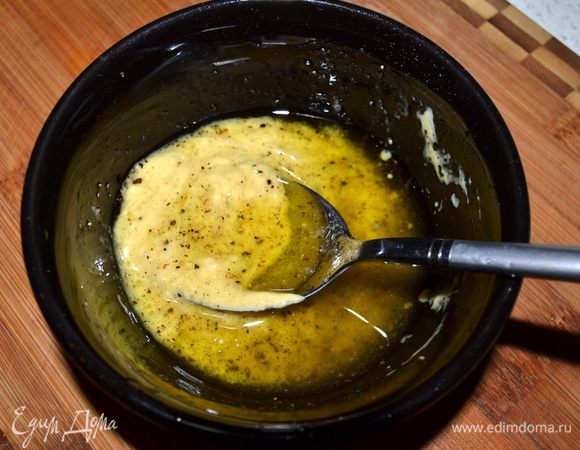 Ингредиенты для заправки соединить и хорошенько перемешать.