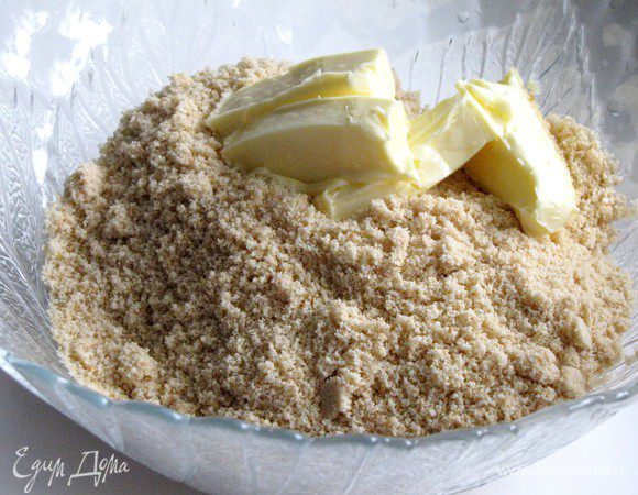 Добавить размягченное сливочное масло и сгущенку.