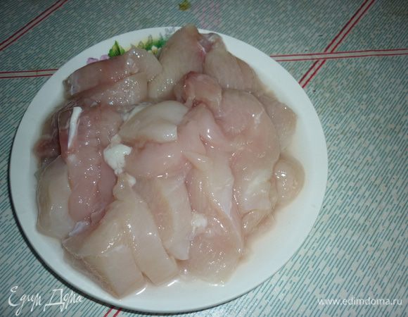 Филе вымыть и нарезать на дольки.