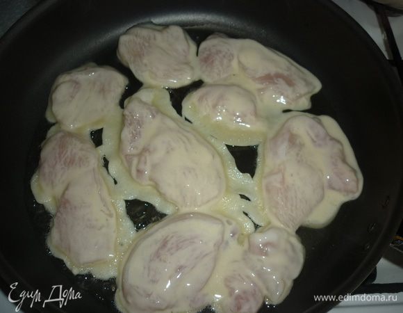 и обжарить на сковородке до золотистого цвета  (до готовности)