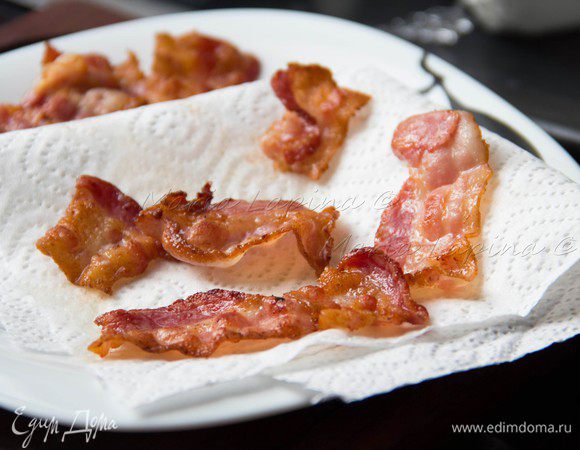 Выложить бекон на бумажное полотенце,чтобы впиталось лишнее масло и жир.  Жир оставшийся в сковороде перелить с мисочку и отложить в сторону.