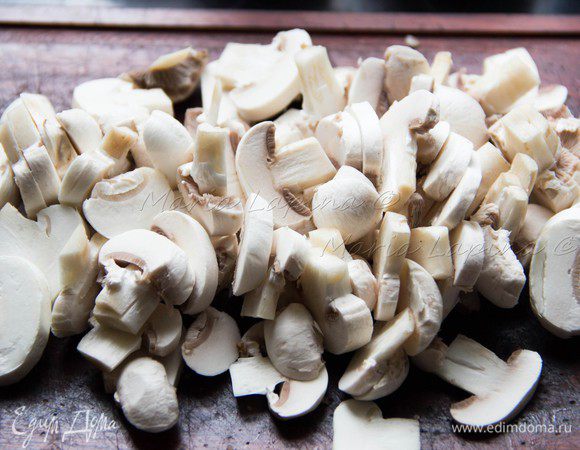 И порезать на ломтики. Обжарить в сковороде из под бекона до румяности, при необходимости добавить немного оливкового масла. Посолить и поперчить грибы.
