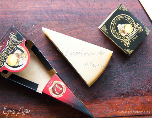 Сыр натереть на мелкой терке.