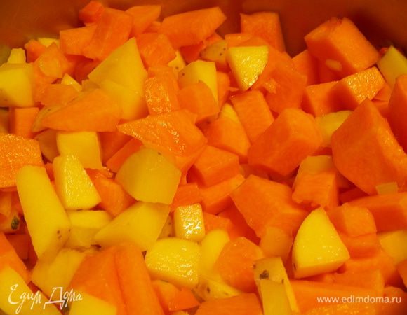 Картофель, морковь, лук и тыкву режем кубиками и обжариваем минут 5 на оливковом масле. Вливаем бульон (точное количество по вкусу; мне кажется, что лучше его поменьше брать - максимум, чтобы овощи покрывал, а потом до нужной густоты довести сливками) и готовим овощи до мягкости минут 20.
