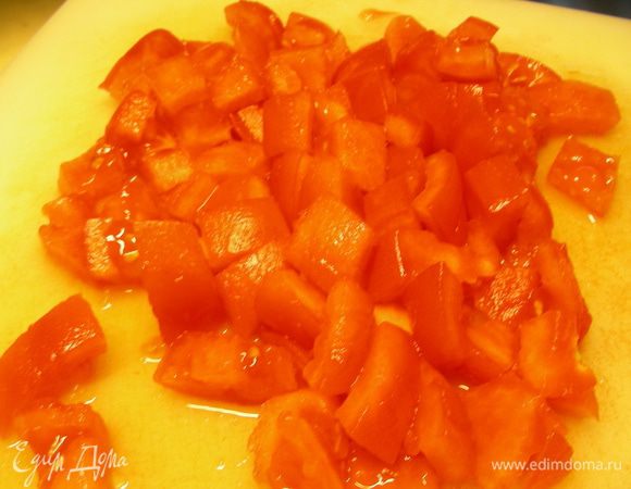 Помидоры ошпариваем кипятком, снимаем кожуру и режем их кубиками.
