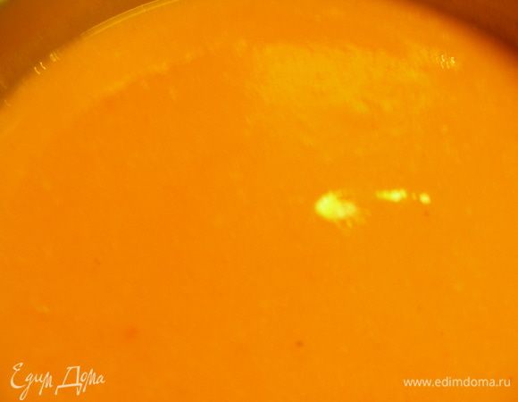 Добавляем помидоры в суп и блендером взбиваем его в пюре. 
