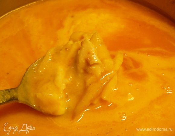 Рыбу разделяем на филе (у меня было уже готовое филе). Половину рыбы мелко режем и добавляем в суп, вторую половину разбираем на кусочки и оставляем для подачи. Добавляем сливки и доводим суп до кипения. Снимаем с огня, добавляем перечную смесь, в этот момент можно добавить немного тыквенного масла (я не пробовала) и оставляем его настояться минут 10. 