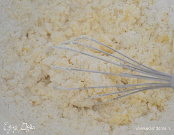 Всыпаем муку, соду и соль. Растираем руками в крошку.