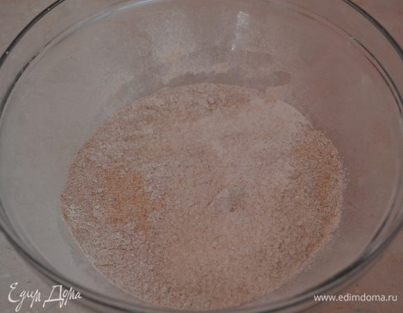 Сначала смешиваем сухие ингридиенты: ржаную муку, цельнозерновую муку, соль, сахар, разрыхлитель.