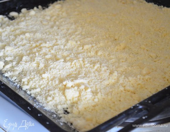 Противень смазать растительным маслом, 2/3 крошек распределяем про противню.