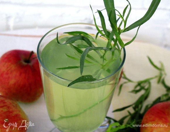 Сварить яблочный компот. Яблоки достать шумовкой из компота, и положить в дуршлаг, чтобы стекла жидкость. К компоту добавить сок тархуна, перемешать. Охладить. Напиток получается красивого изумрудно-зеленого цвета с приятным ароматом и послевкусием тархуна.