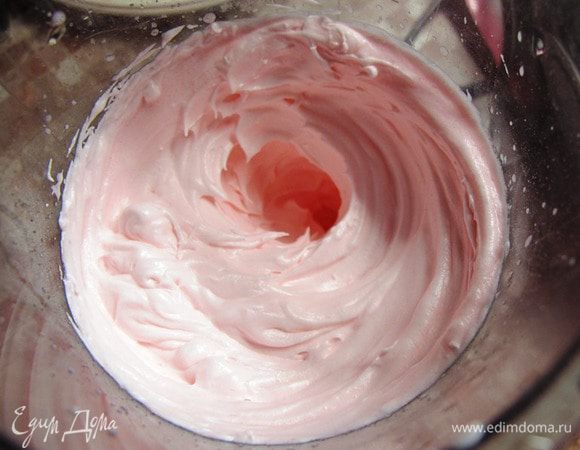 Взбиваем сливки или жирную сметану. Добавляем сахарный песок и немного брусничного варенья для цвета.