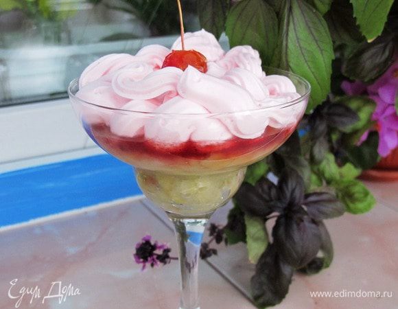 В креманку выкладываем слой яблок из компота. Тоненький слой брусничного варенья. И сверху выдавливаем из кондитерского шприца сливки. Украшаем яблочком из варенья.