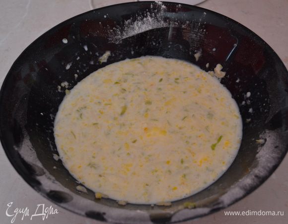 Смешиваем мокрые ингредиенты: трем на терке с крупными отверстиями грушу, добавляем молоко (молока может уйти немного больше, смотрите чтобы консистенция теста была средней густоты), яйцо и сливочное масло, перемешиваем.