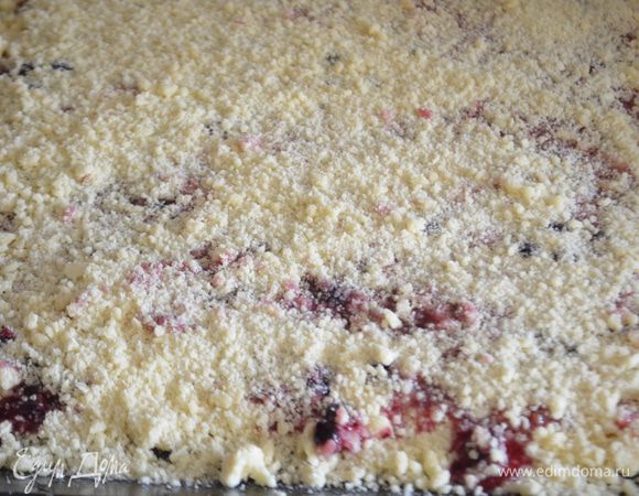 Сверху посыпаем оставшимися крошками. 