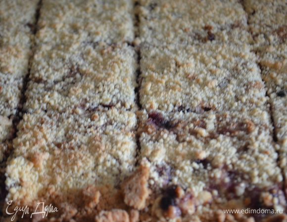 Выпекаем при 200°C примерно 25–30 минут до золотистого цвета. Горячее печенье сразу же нарезать на квадраты, а потом уже остудить, и можно звать на чай семью!