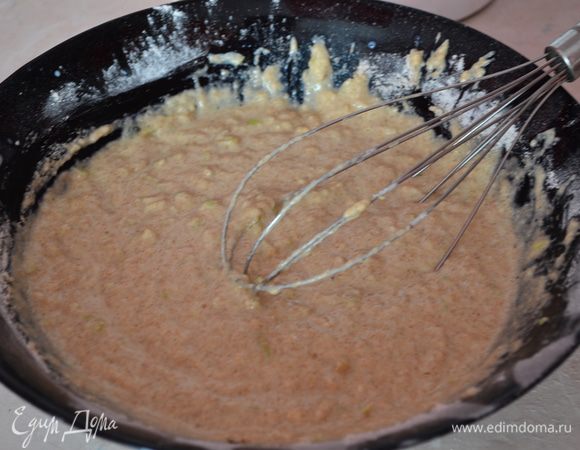 Теперь смешиваем обе массы, и хорошо взбиваем венчиком. Тесто должно быть средней густоты, как на оладушки.
