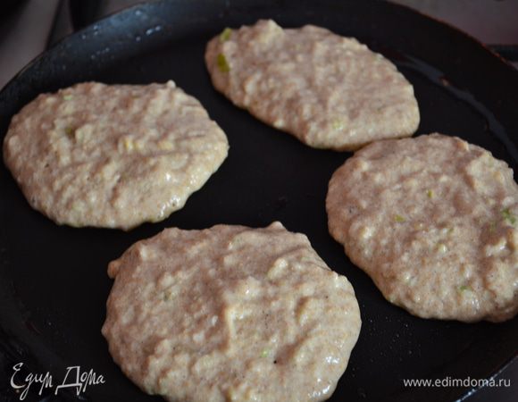 Выпекаем на сковороде, предварительно немного смазанной сливочным маслом (можно и на сухой антипригарной сковороде, я и так иногда делаю) по несколько минут с каждой стороны.

