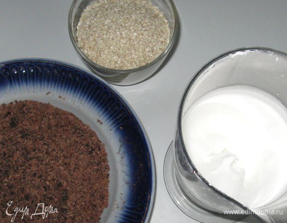 Вначале взбить белки с добавлением лимонного сока.  Затем, добавляя порциями сахар, взбить окончательно до устойчивых пик. 
Потереть на крупной терке шоколад.
Аккуратно ввести в белки шоколад и кунжут. Добавить корицу.