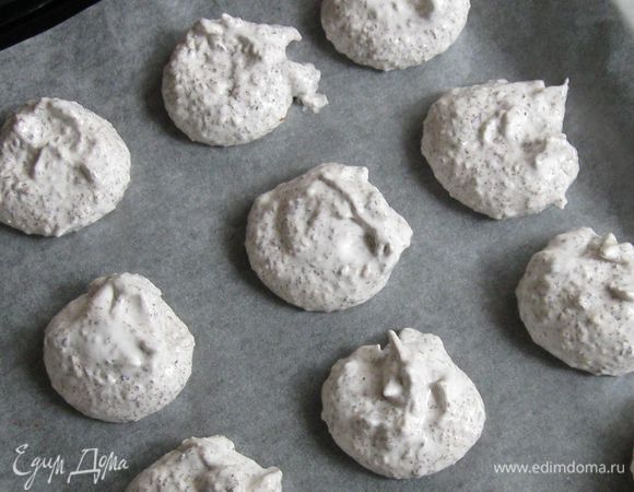 Противень застелить бумагой. Ложкой выложить на него  печенье. Выпекать 25 минут при 150 градусах.