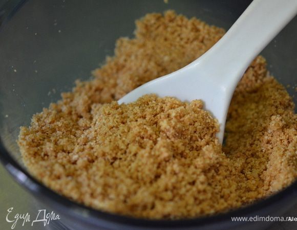 Разогреть духовку на 160 гр.
В формочки маффинов выложить 18 бумажных стаканчиков.
Смешать крошку с 2 стол.л. сахара, добавить растопленное масло и перемешать.