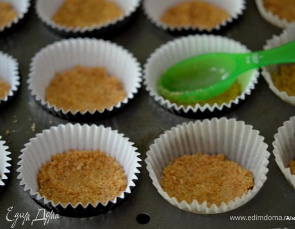 Распределим крошку по формочкам, примнем слегка ложкой.