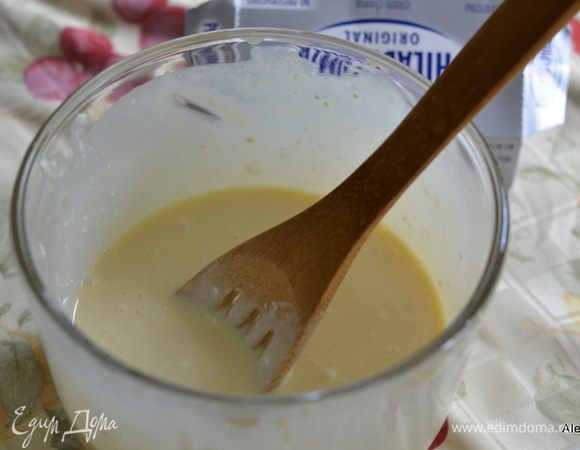 Взбить сливочный сыр, чтоб не было комочков, добавить сгущенное молоко. Добавить ванилин, по яйцу зараз. Все перемешать на медленной скорости.