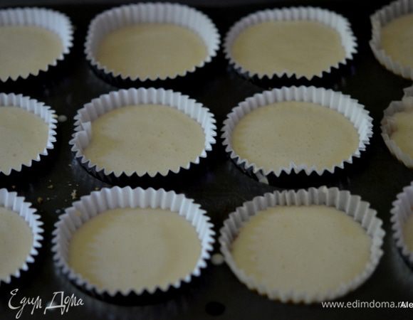 Разлить все по формочкам поровну. Поставить в разогретую духовку на 20 мин. Затем дать полностью остыть. Перенести в холодильник на час.