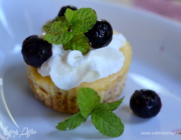 Приготовим крем, взбить сливки 1 стакан до высоких пиков. Или используем готовый баллончик сливок, которым можно распылять. Делать желательно перед подачей на стол.
Выложим сверху ягоды и подаем к столу.