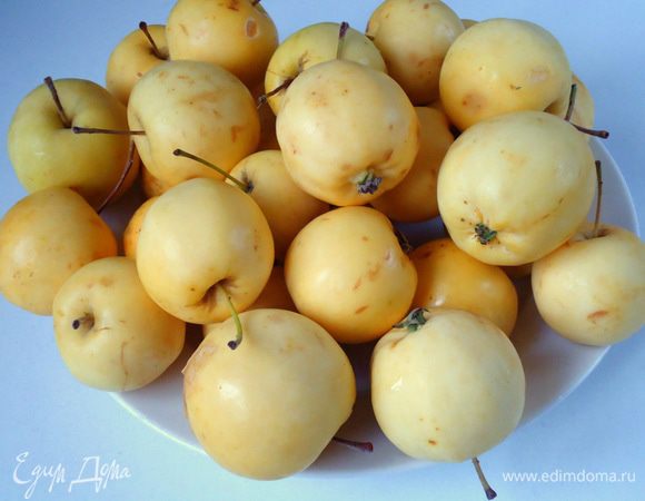 В большую кастрюлю налейте воду, поставьте на огонь и дайте закипеть. Яблоки помойте и, не очищая от кожуры и внутренностей, переложите в кипящую воду.