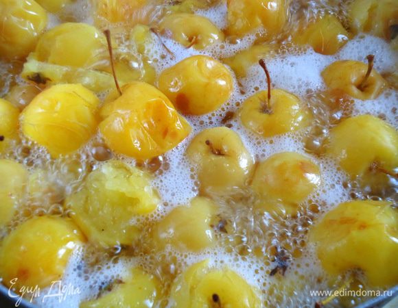 Бланшируйте до мягкости. Если у вас большое количество яблок, то готовьте их партиями.