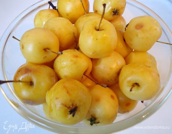 Готовые яблочки выньте из воды шумовкой и переложите в отдельную чашу.