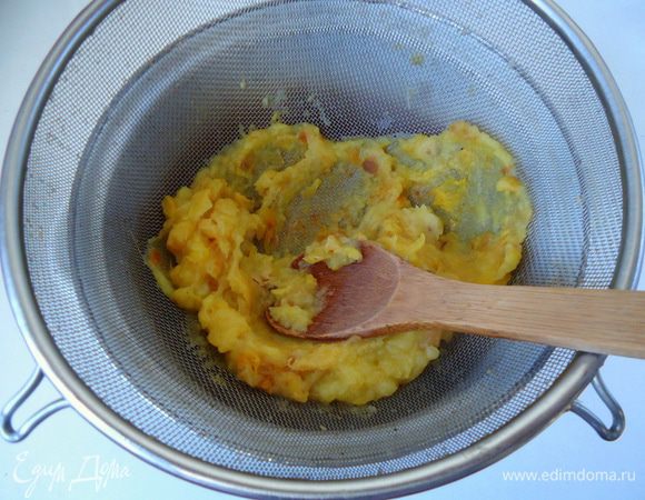 Частями протрите сквозь мелкое сито. Жмых выбросите.