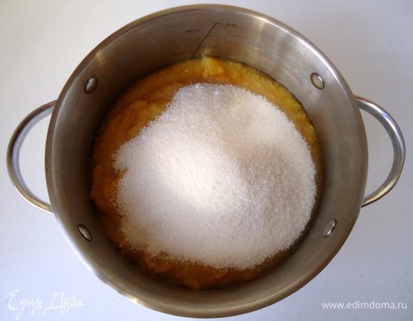 Получившееся пюре взвесьте на весах. Добавьте такое же количество сахара, т. е. 1:1.