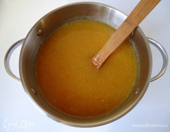 Перемешайте сахар и пюре. Дайте постоять примерно 30–60 минут, чтобы сахар растворился. За это время можно несколько раз перемешать смесь.