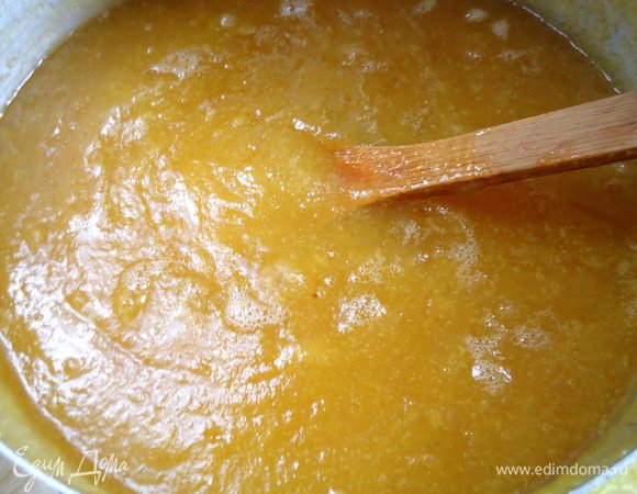 Поставьте повидло на огонь, доведите до кипения.