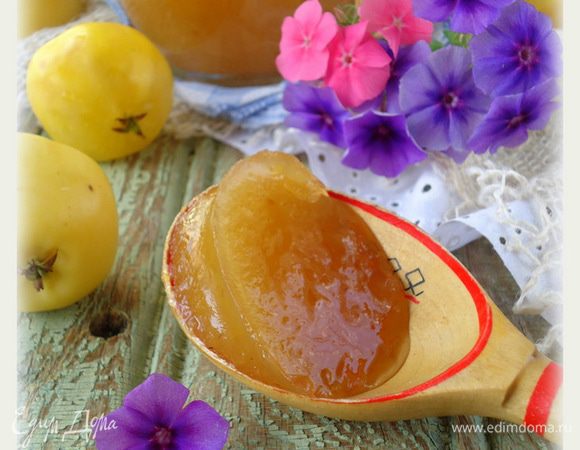 Снимите с огня, разлейте по подготовленным банкам, закройте крышками. Остудите при комнатной температуре. Уберите на хранение в холод. После остывания повидло становится очень густым. Такое повидло очень хорошо подходит для сладкой дрожжевой и бездрожжевой выпечки.